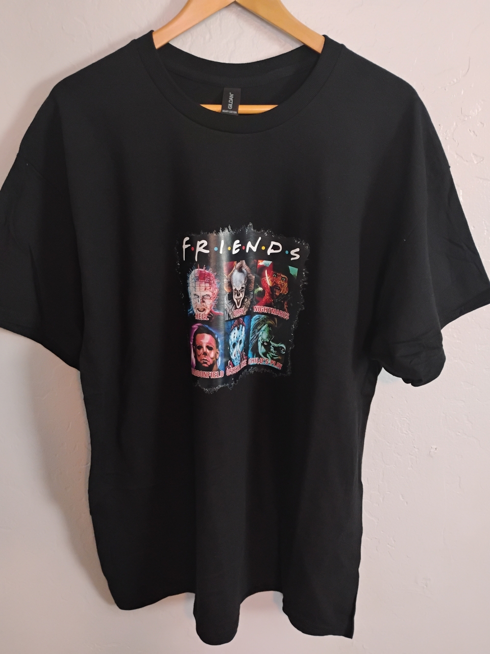 Gildan Mens Black Short-Sleeve 'Friends' Horror Icons Graphic Tee Size XL